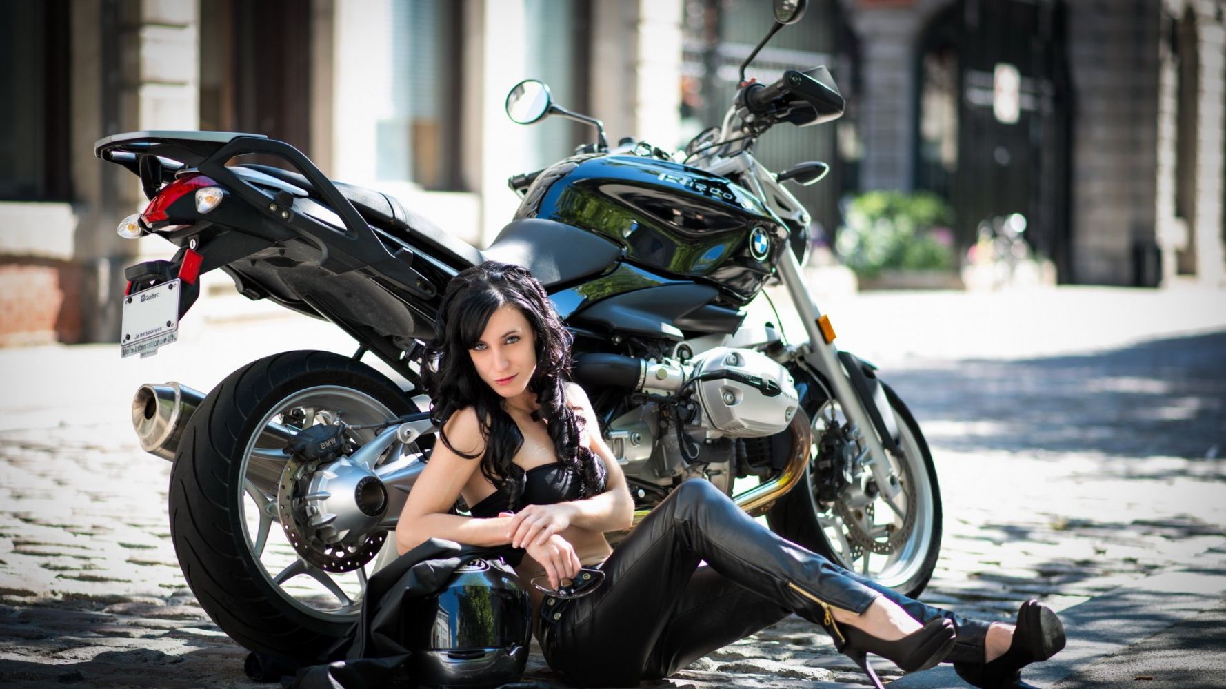 Fresh photos, fresh mood — European women on bikes online in Shenyang