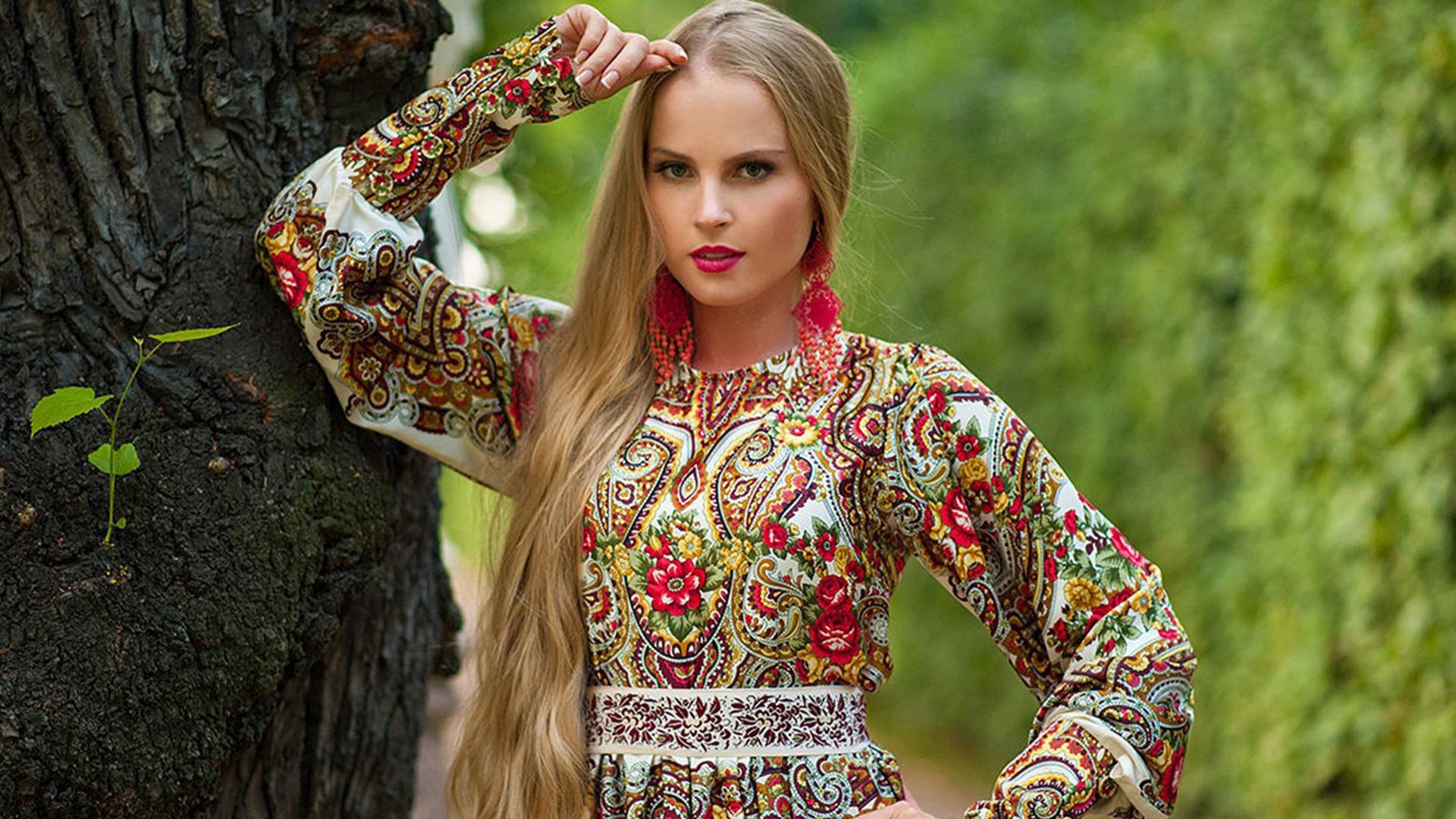 Girls in Slavic costumes in her underwear in Shenyang